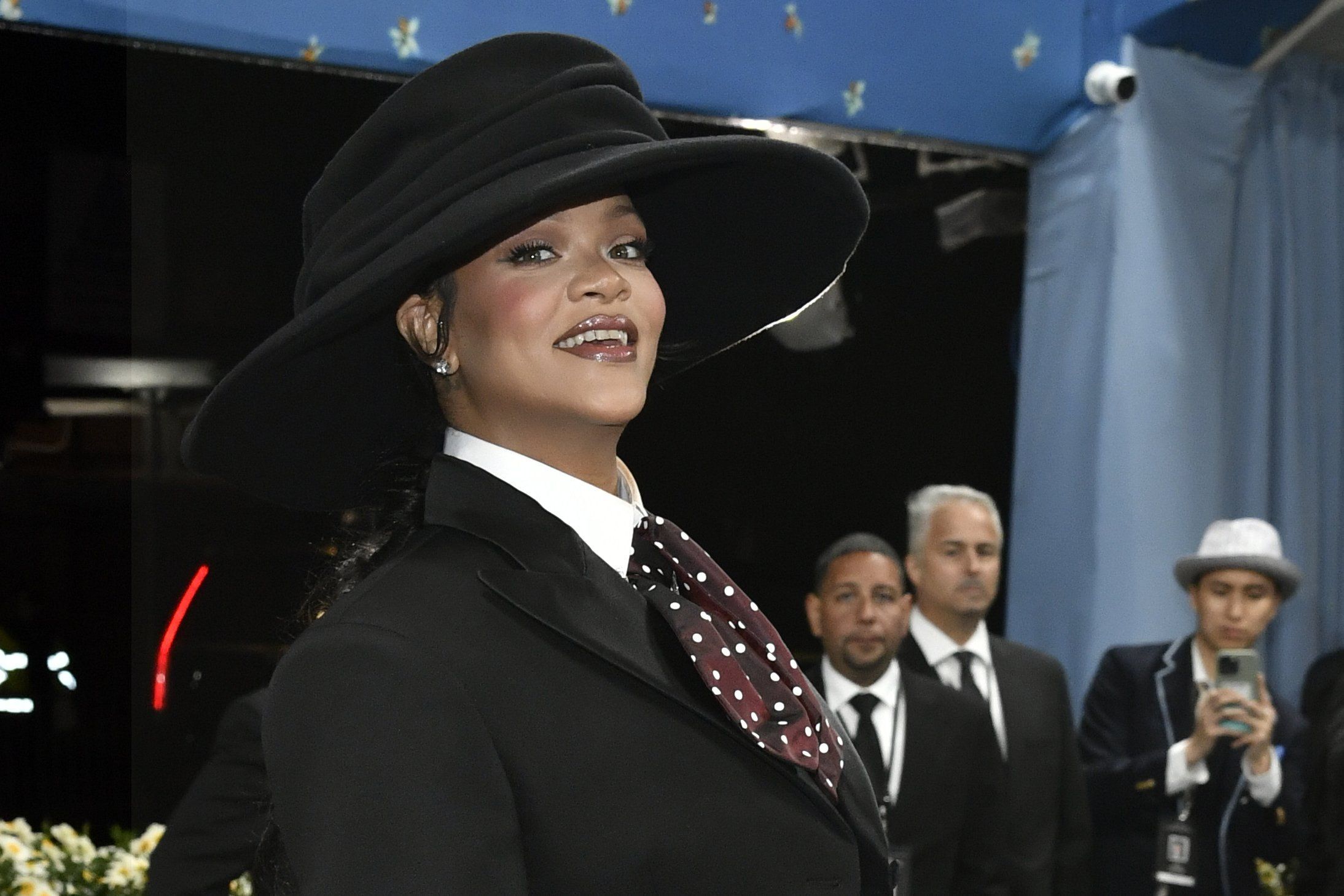 Rihanna ismét szokatlan módon jelentette be, hogy harmadik gyermekét várja