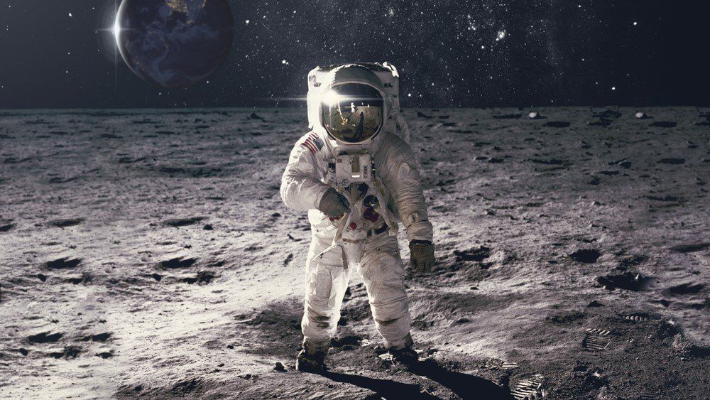 A NASA végre bemutatta a Hold-misszióhoz készített, vadiúj űrruháit