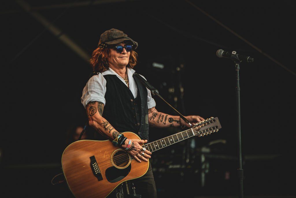 Johnny Depp rengeteget kaszált a hírességekről készült festményeivel