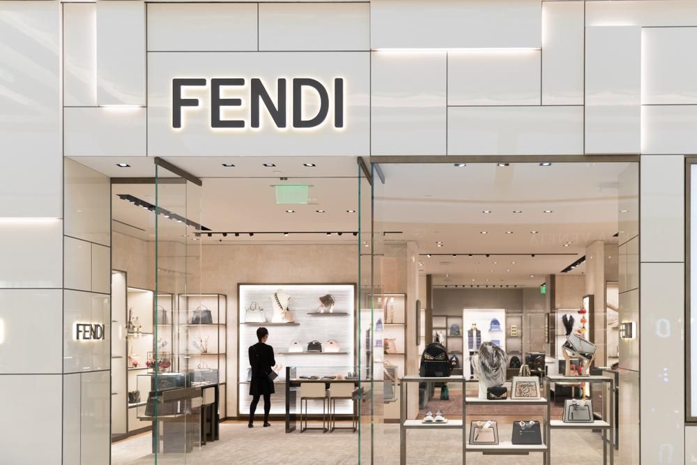 Érdemes egy pillantást vetni az exkluzív Fendi X Tiffany & Co. bagett-táskára​