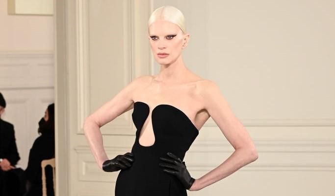 Valentinót kritizálták, miután egy modell elesett magassarkúban a kifutón