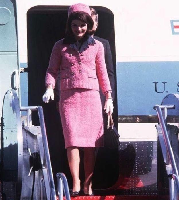 Lenyűgöző Jackie Kennedy rózsaszín kosztümének a története