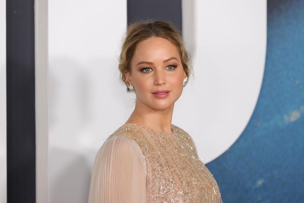 Jennifer Lawrence elváltoztatott hanggal gyakorol új, szélhámos szerepére