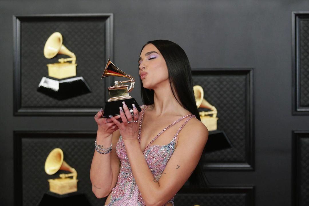Határozatlan időre elhalasztották a Grammy-díjátadó gálát
