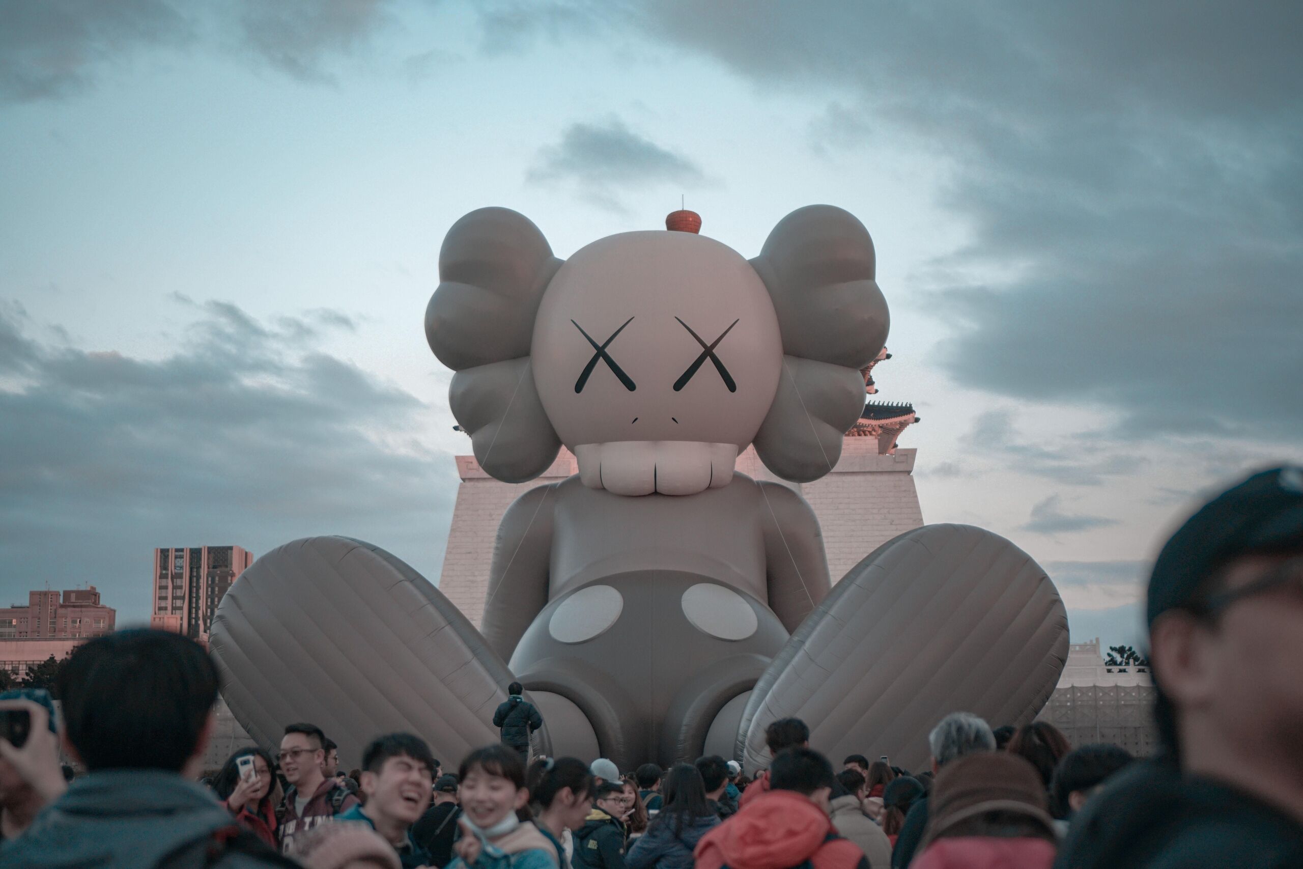 ​KAWS ismert figurája egy gabonapelyhes dobozon bukkan fel​