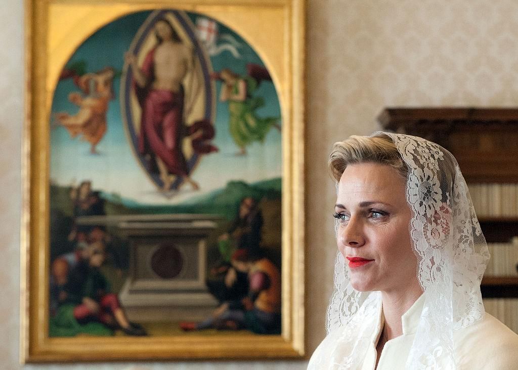 Ki az a hét nő, aki fehéret viselhet a pápa előtt?