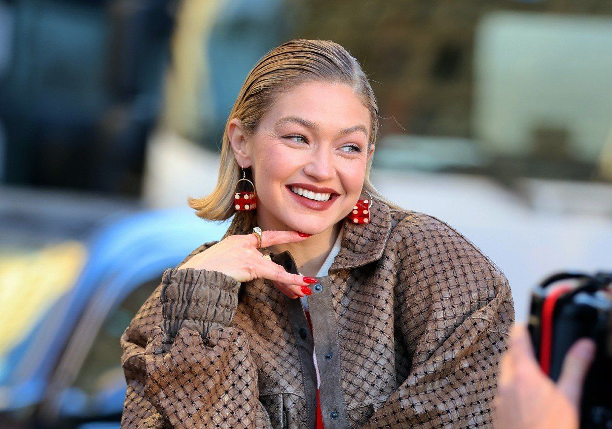 Gigi Hadid szerint minden gardróbba kell egy ilyen ruhadarab