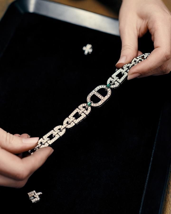 Fehérarannyal, gyémánttal és smaragddal díszítették a Dior új kiegészítőjét