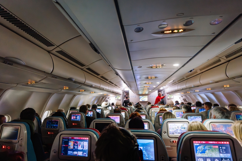 Ezzel a szokással sürgősen fel kellene hagynunk a repülőgépen