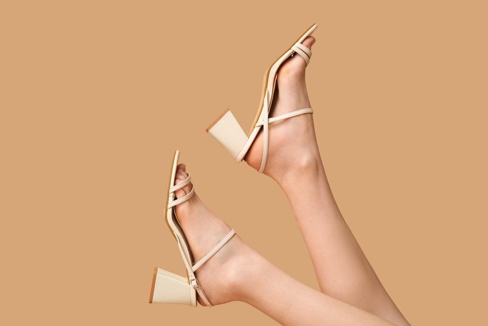 Van, aki imádta, más ki nem állhatta: ez a vitatott cipőtrend visszatérőben van