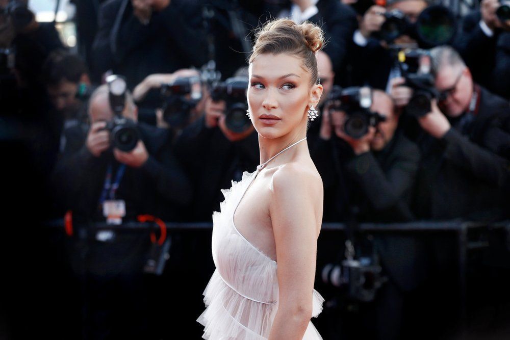 Bella Hadid épp most mutatta meg a nyár kötelező hajszínét
