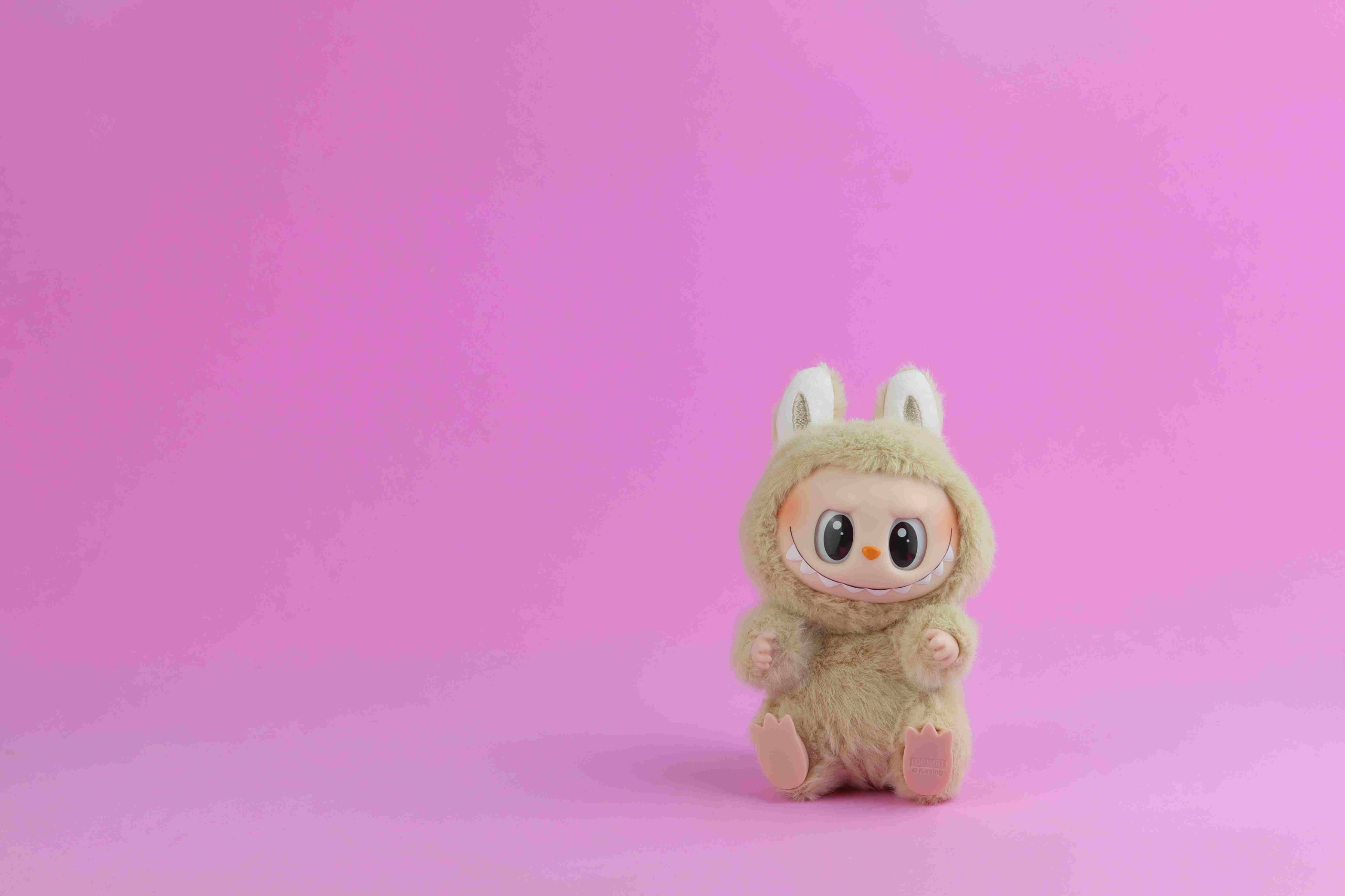 Nem hasznos, nem szép, mégis mindenki imádja: a Labubu baba titka