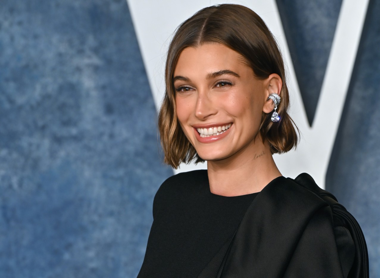 Hailey Bieber bizonyítja, hogy a capri nadrágok idén nyáron tuti divatosak