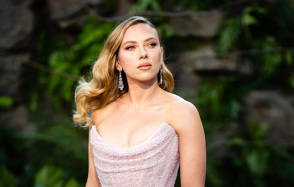 Lesd el Scarlett Johansson tökéletes pirosruha-trükkjét!