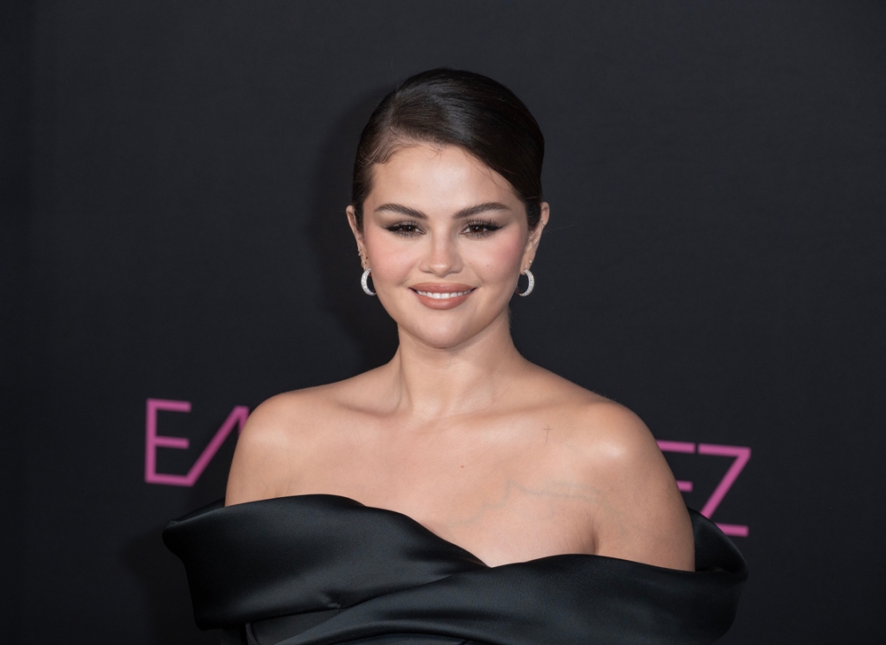 Selena Gomez vérnarancs manikűrje a nyár legszexibb választása