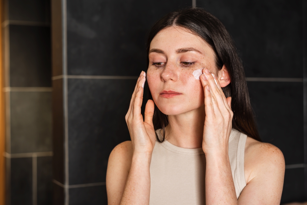 Ezekkel a módszerekkel kenheted újra a fényvédőt – akár a sminked fölé is