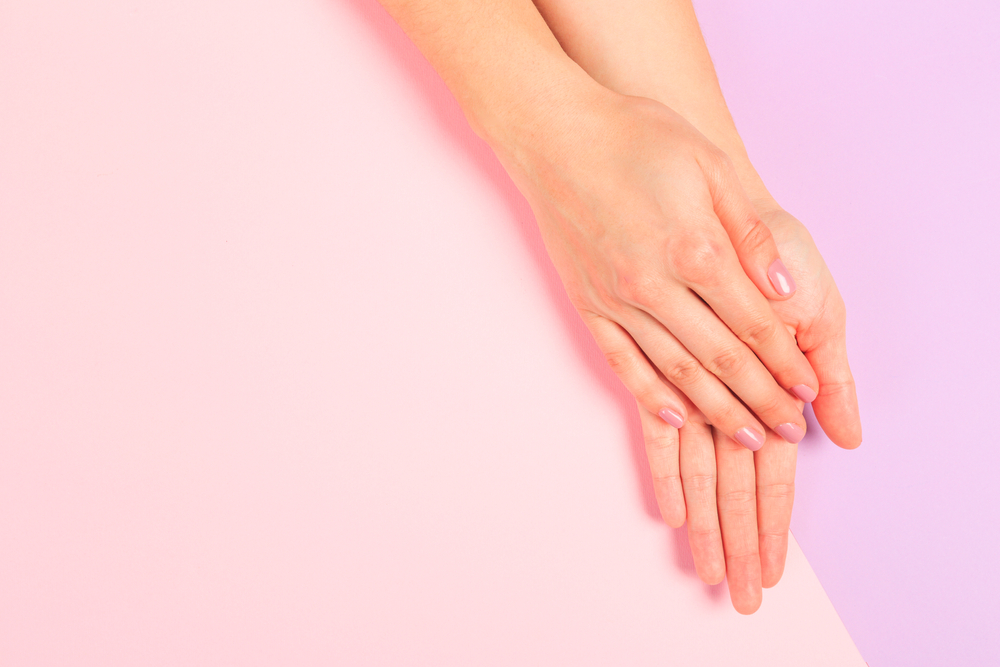 Nem találsz kifinomultabb trendet a rózsavizes körmöknél idén nyáron