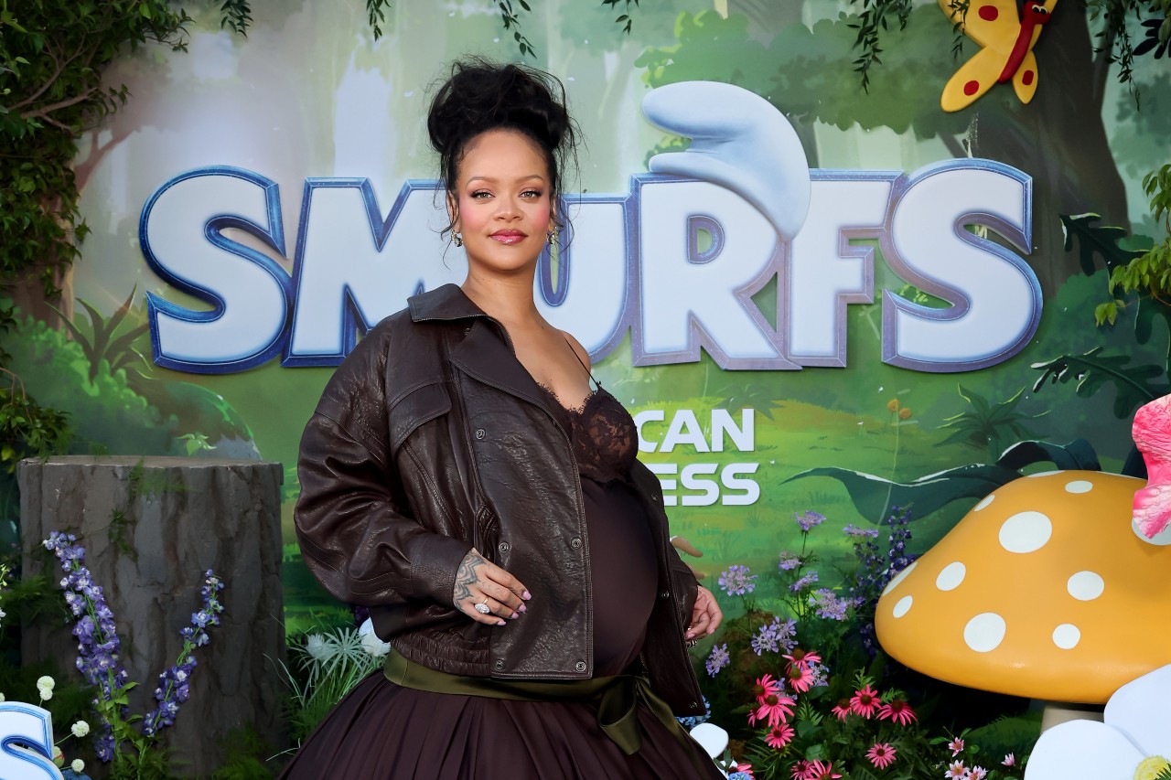 Rihanna csak úgy ragyog ebben az extrém szabású kimamaruhában