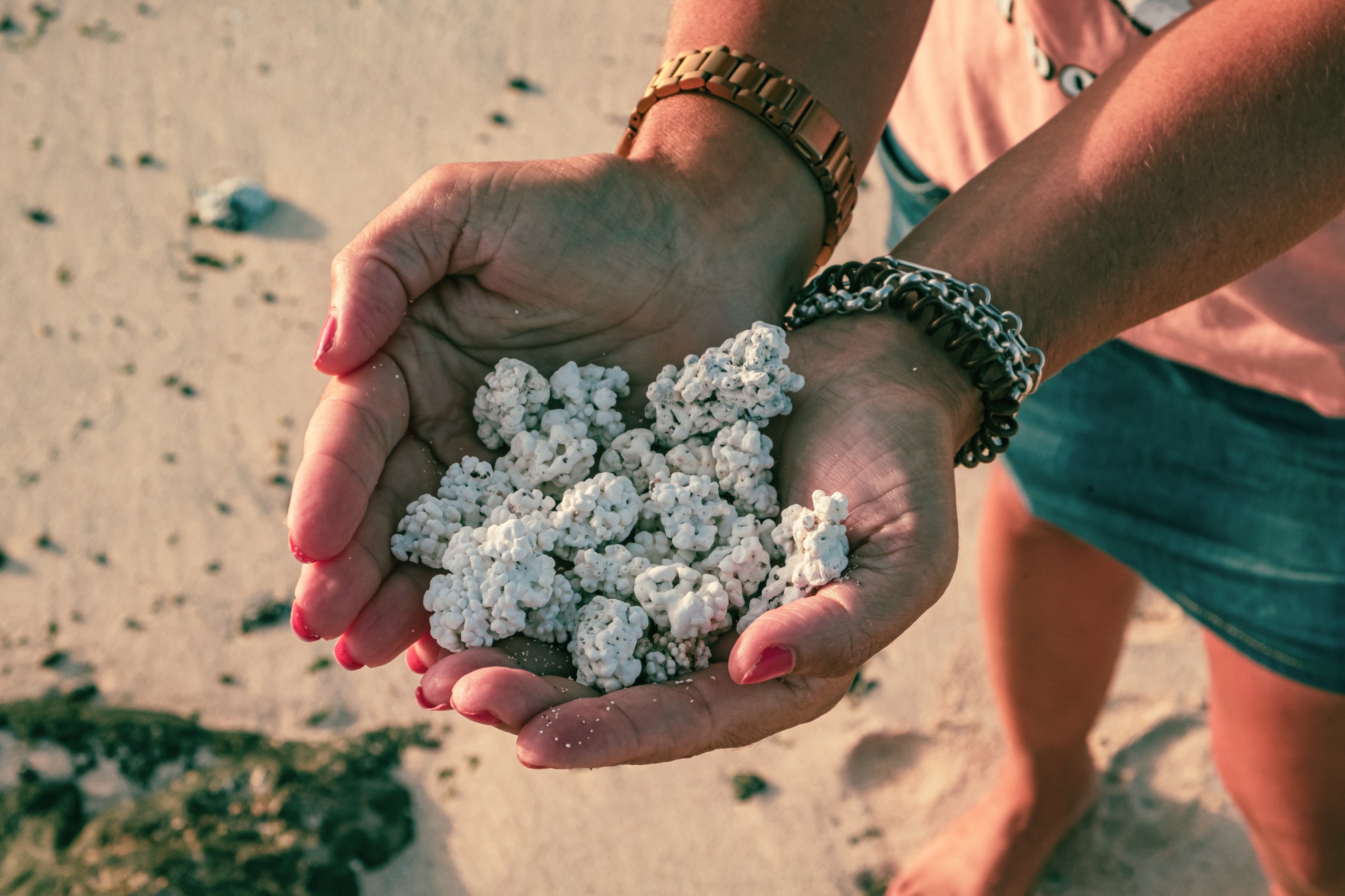 Olyan, mintha popcorn borítaná a homokot ezen a különleges strandon