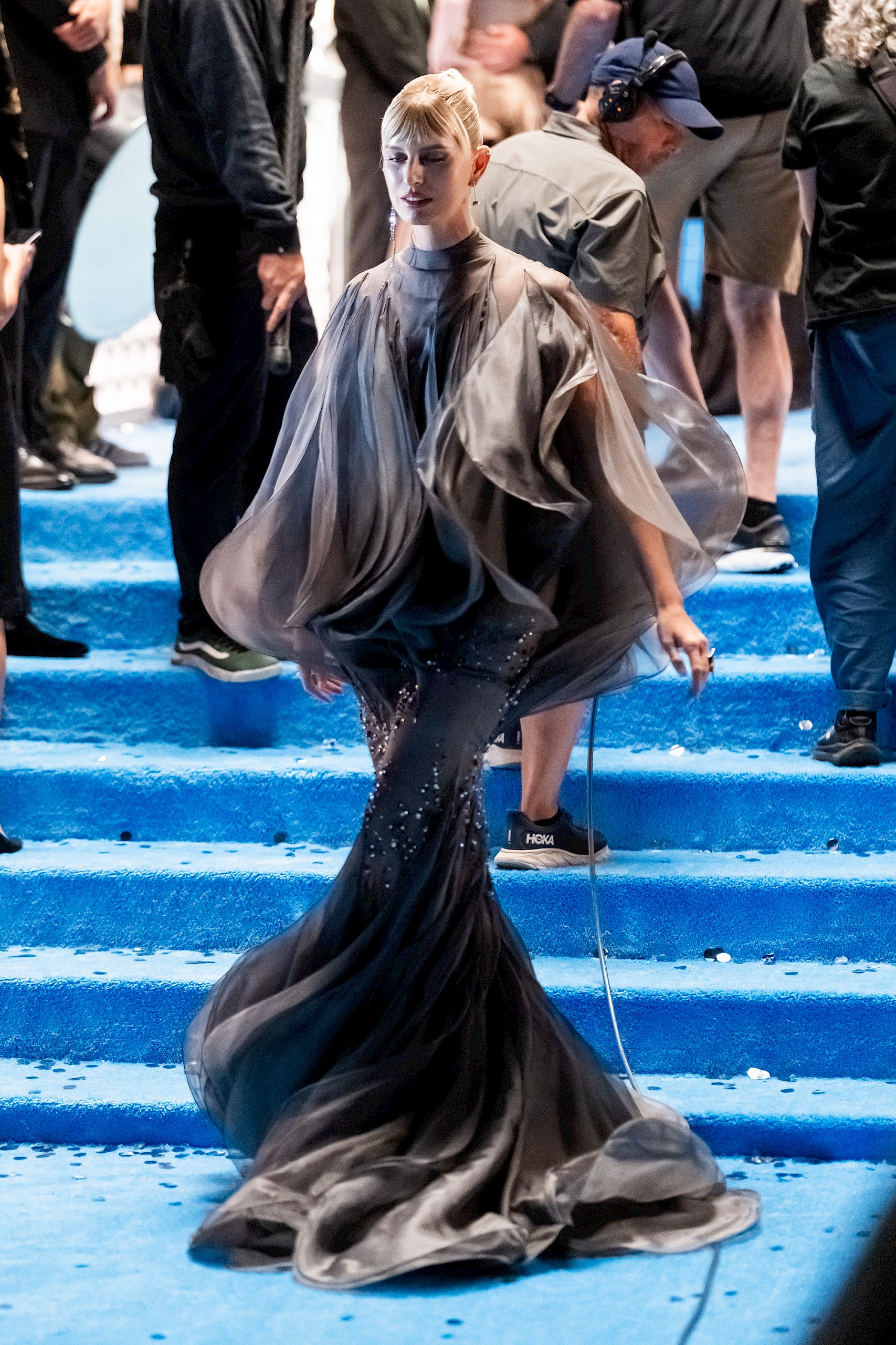 Lehengerlő ruhakölteményekben pompáznak Az ördög Pradát visel 2. sztárjai az új forgatási fotókon