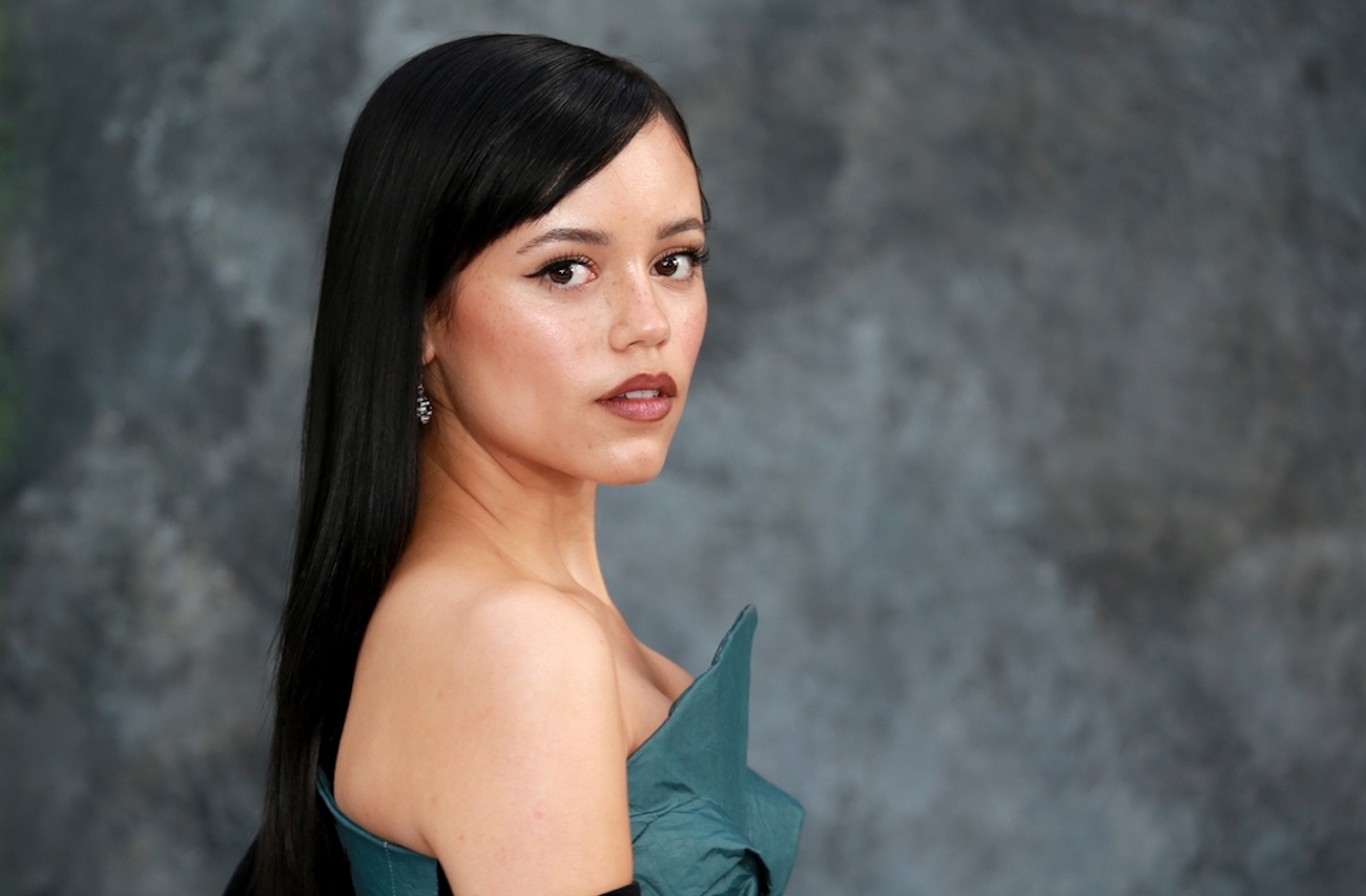 Bőrkabát és csizma: Jenna Ortega a végletekig fokozta a tengerparti gót stílust