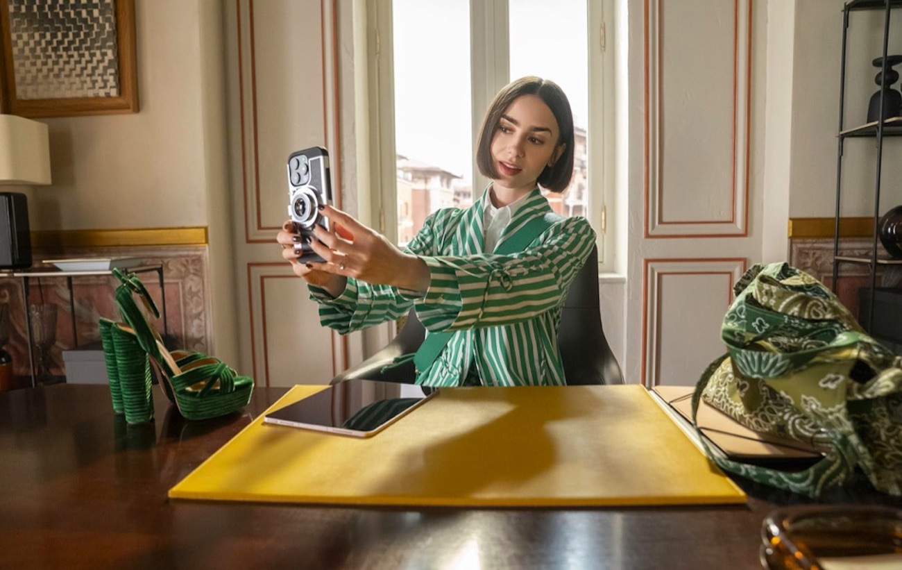 Az Emily Párizsban 5. évadának első képei bepillantást engednek Emily szerelmi életébe