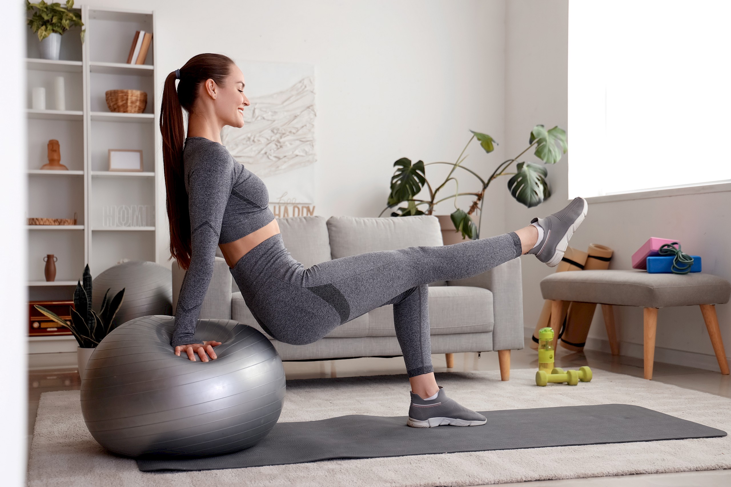 5 pár perces pilates gyakorlat, ha látványos hasizmokat és a karizmokat szeretnél