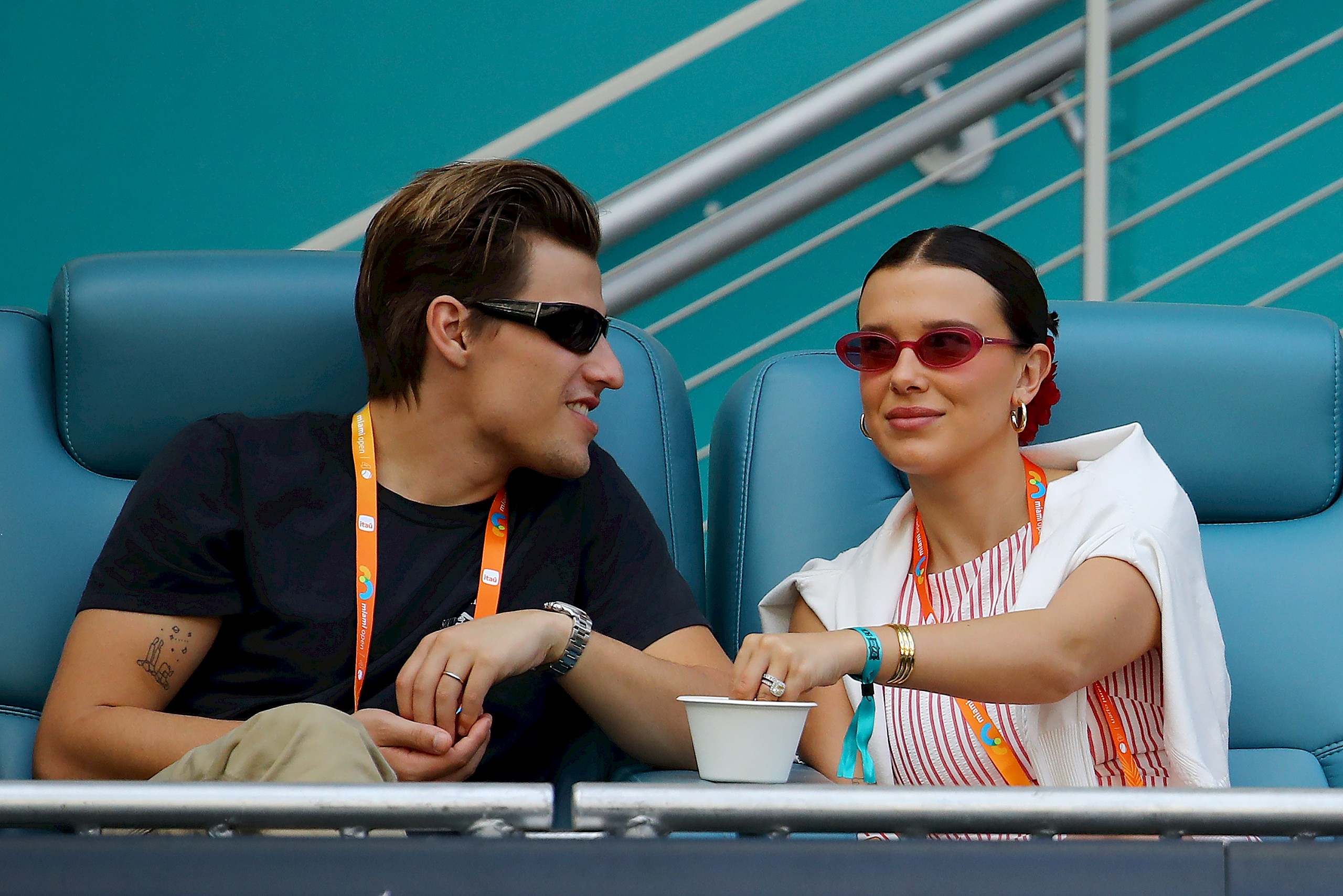 Millie Bobby Brown édes fotót osztott meg Jake Bongioviról és kislányukról