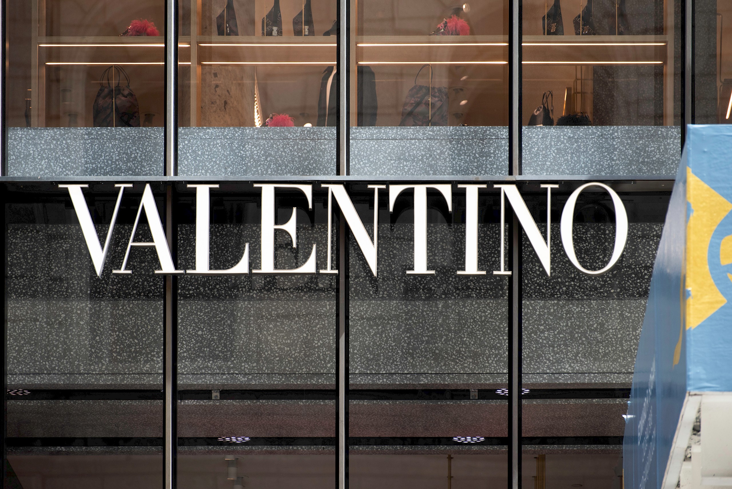 Itt az év legmeglepőbb divatpárosítása: a Valentino x Vans tornacipők