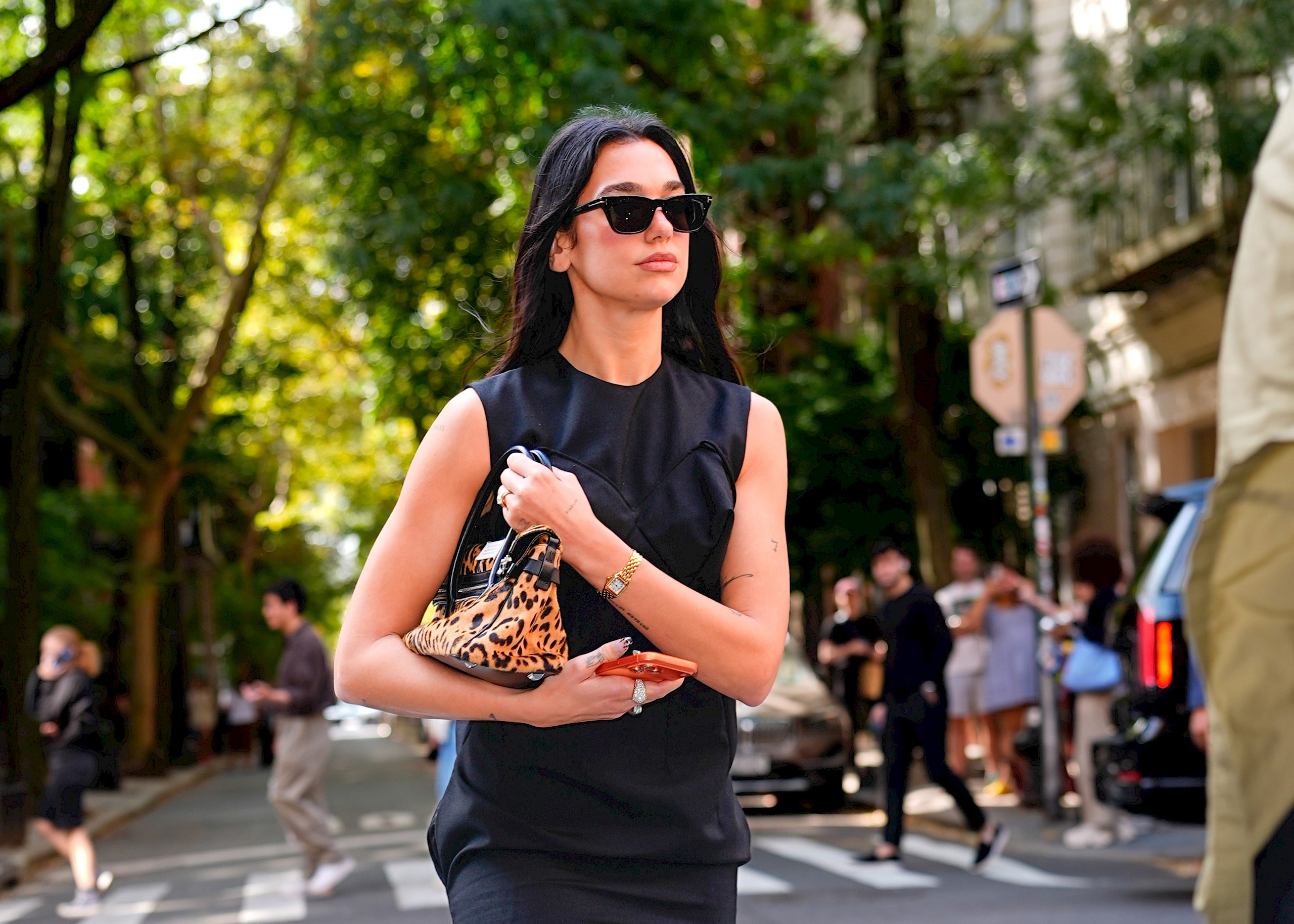 Dua Lipa bizonyítja, hogy ez a minta tényleg uralja a divatot a szezonban