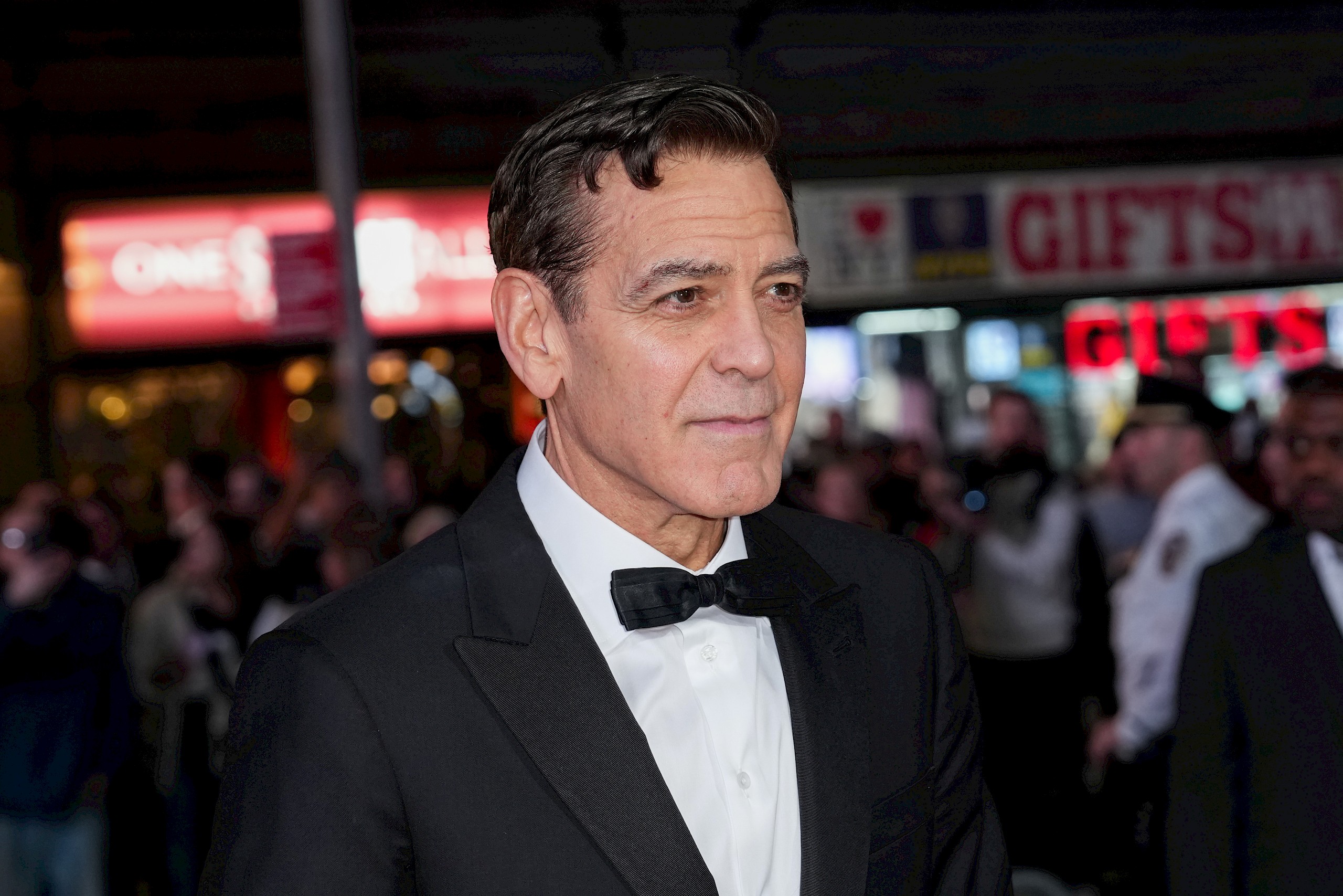 George Clooney-t rég láttuk akkora válságban, mint Noah Baumbach új filmjében