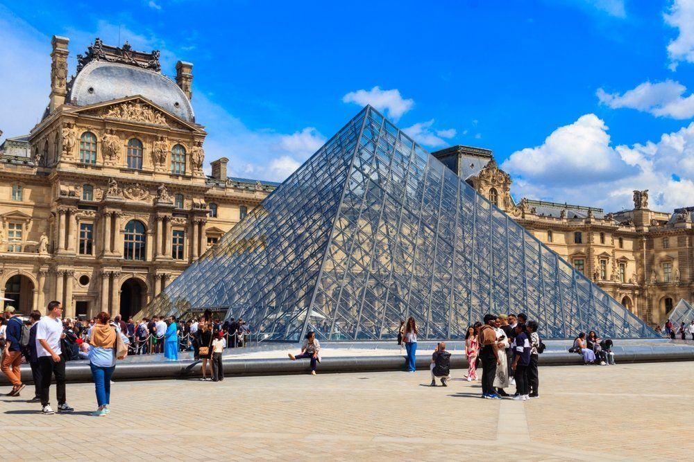 Divatrajongók, figyelem! Látványos kiállítás nyílt a Louvre-ban