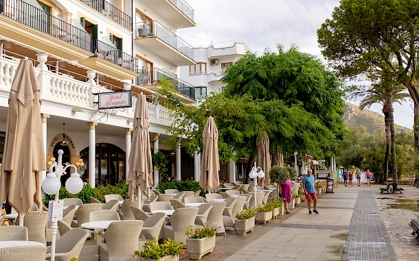 Puerto Pollensa, Mallorca / Quirky Badger, Shutterstock