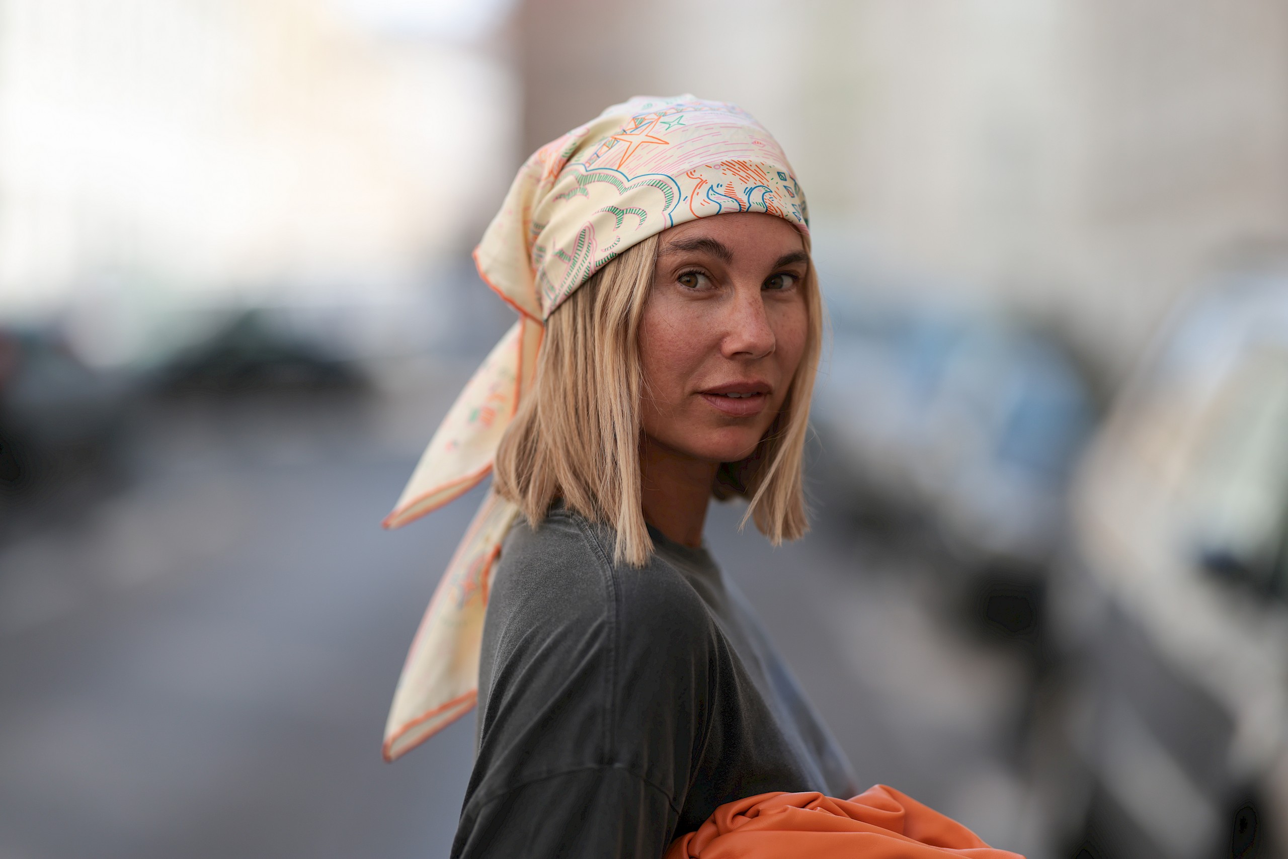 Így viseld a selyemsálat 2025-ben, a menő lányok módjára