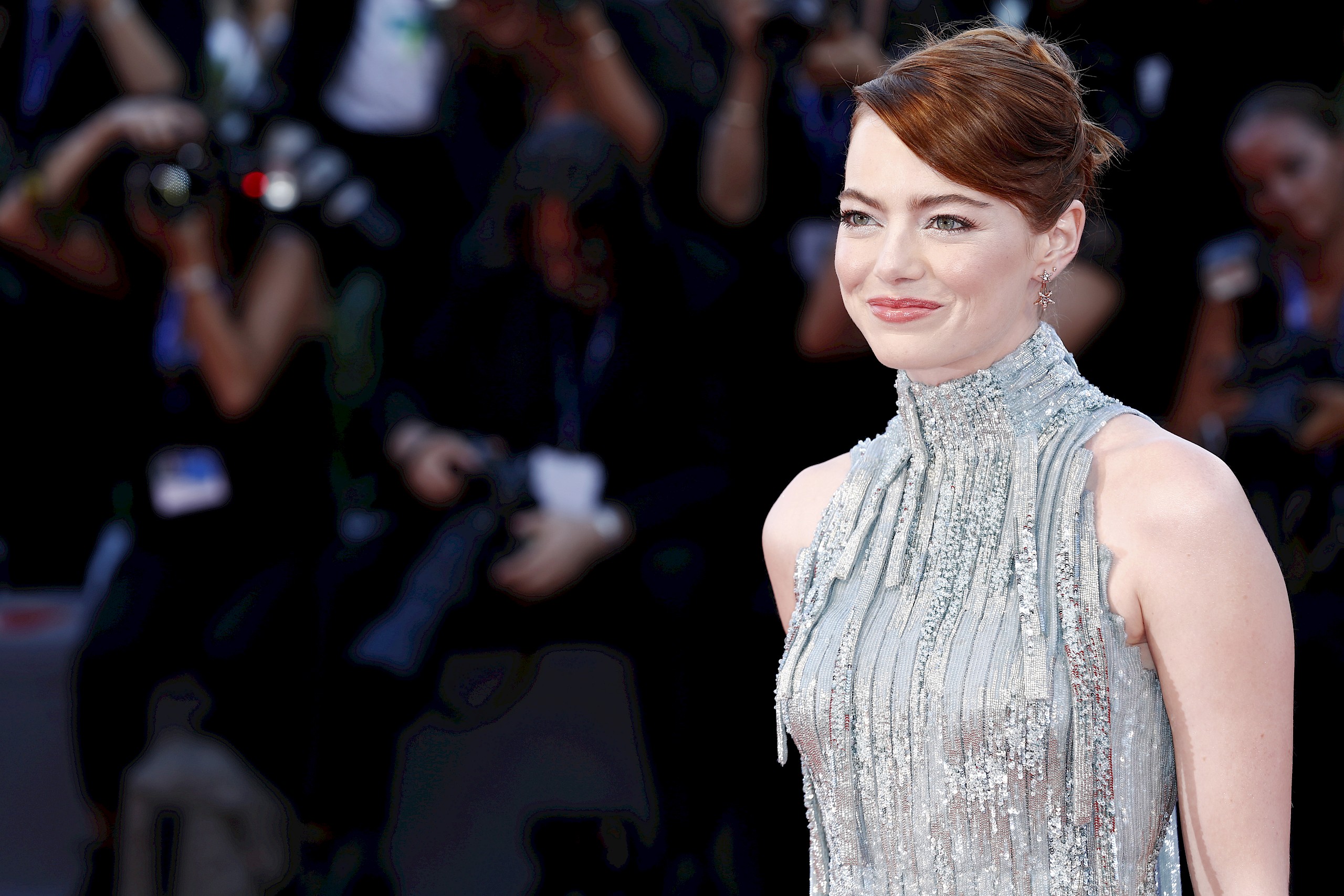 Emma Stone új frizurával debütált a párizsi divathéten