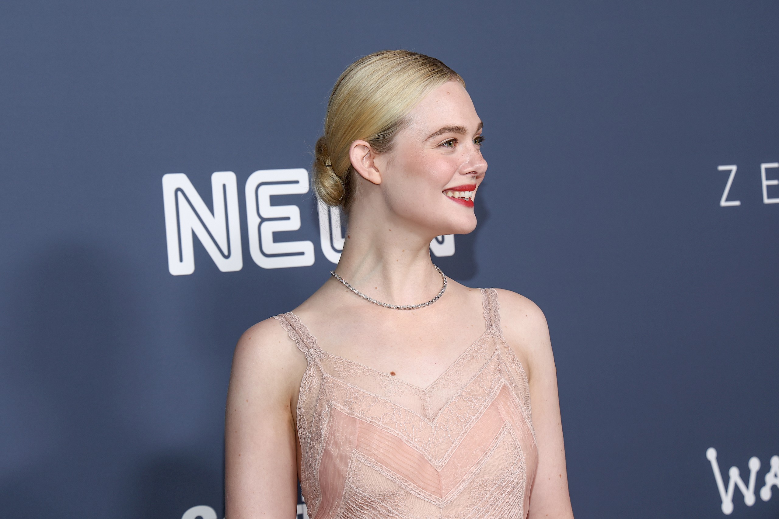 Elle Fanning áttetsző premierruhájában igazi modern hercegnőként ragyogott