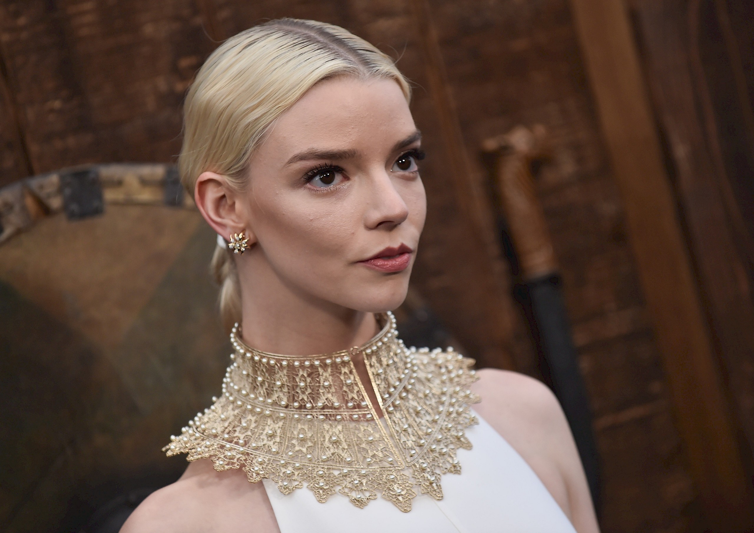 Anya Taylor-Joy lélegzetelállítóan festett arany Dior ruhájában