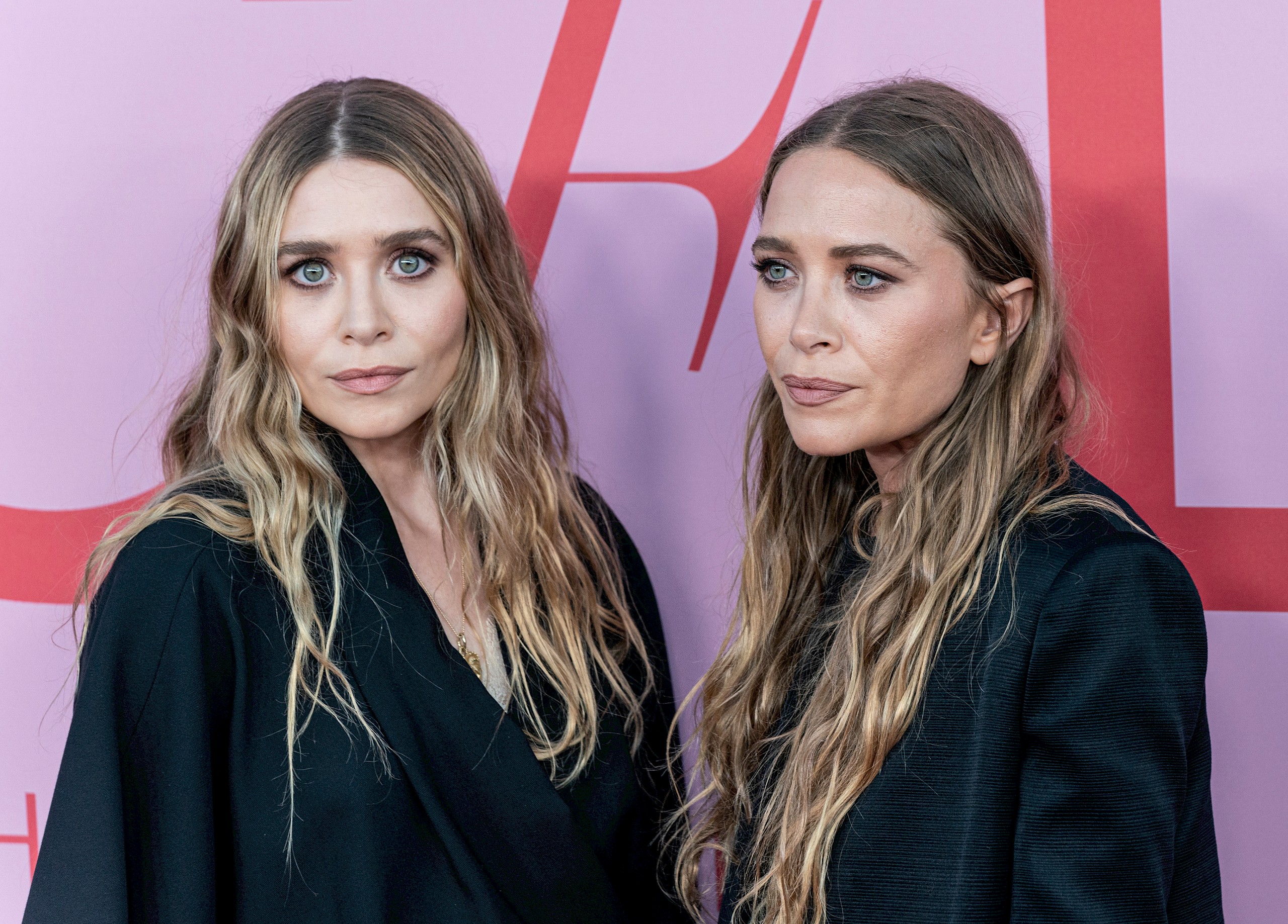Elizabeth Olsen szerint „kaotikus" volt Mary-Kate-tel és Ashley-vel felnőni