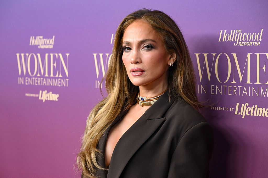 J.Lo bombaformában: lángoló bikinis koncertvideójától hangos az internet