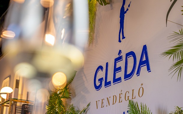 Gl&eacute;da vend&eacute;glő