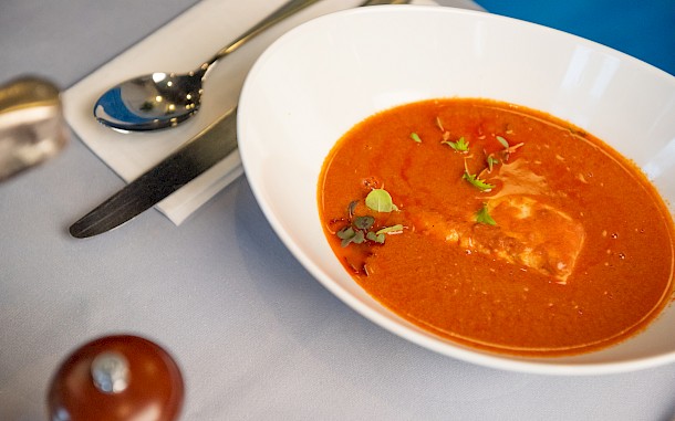 Gl&eacute;da vend&eacute;glő