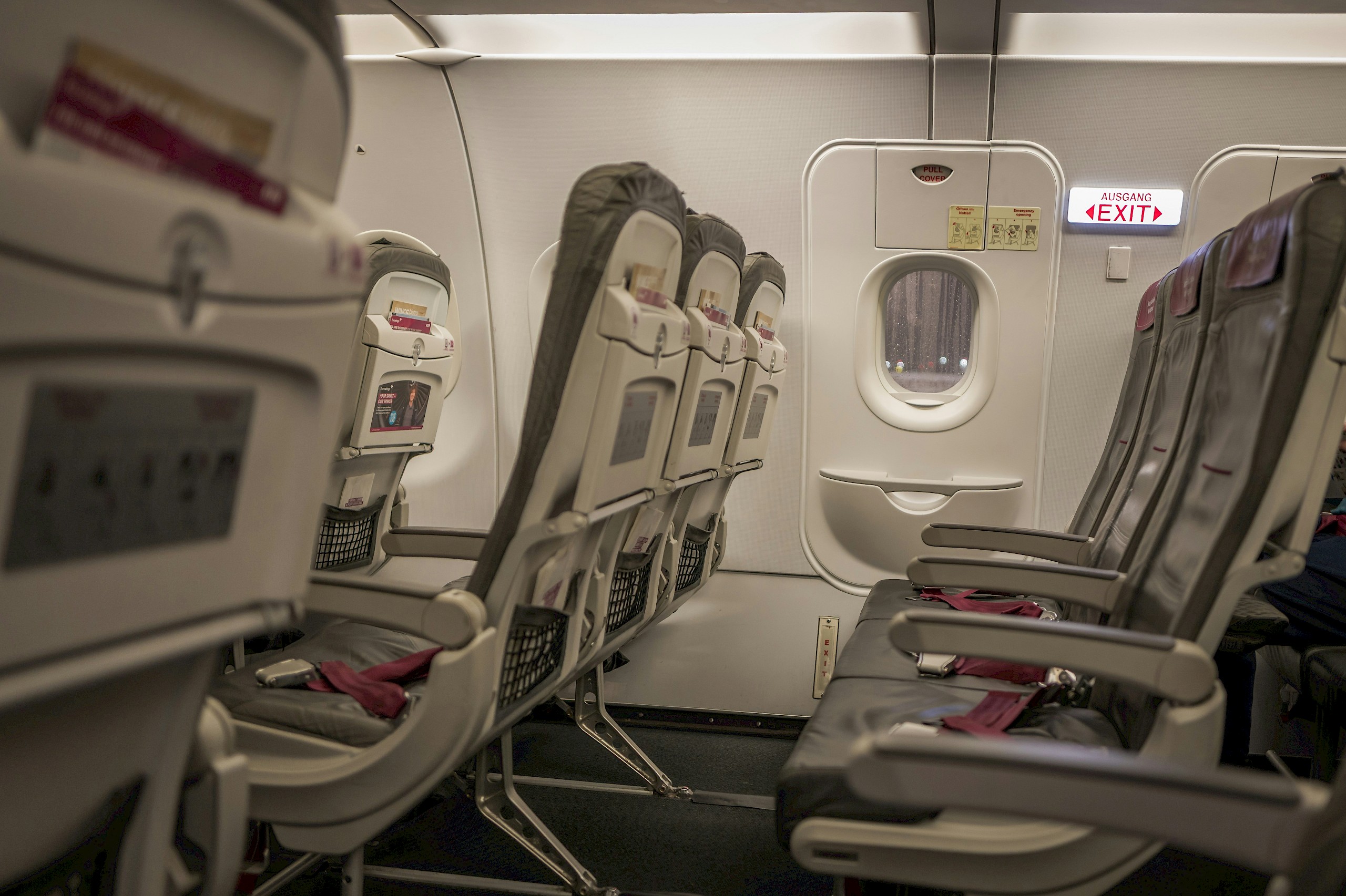 Így juthatsz extra lábtérhez a repülőn, anélkül, hogy fizetnél