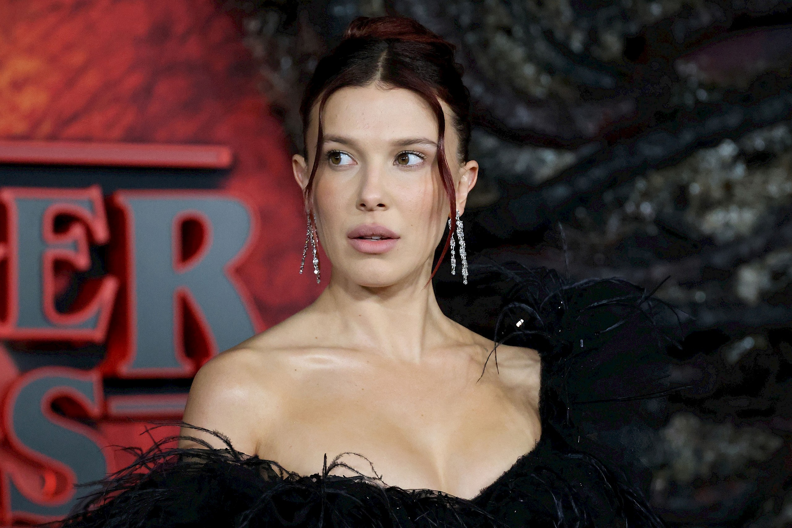 Millie Bobby Brown vadiúj frizurával rukkolt elő