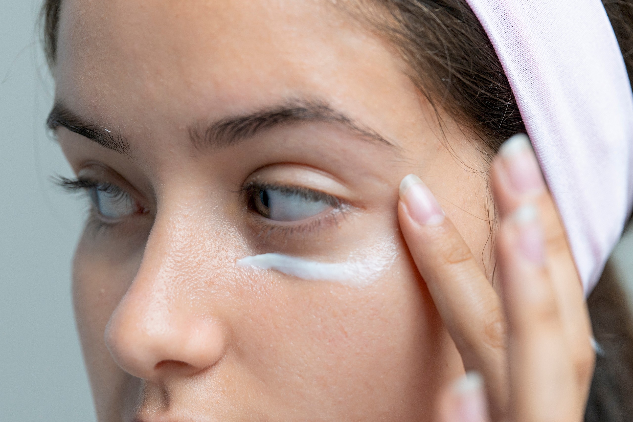 Így vágnak át minket a szemkörnyékápolókkal