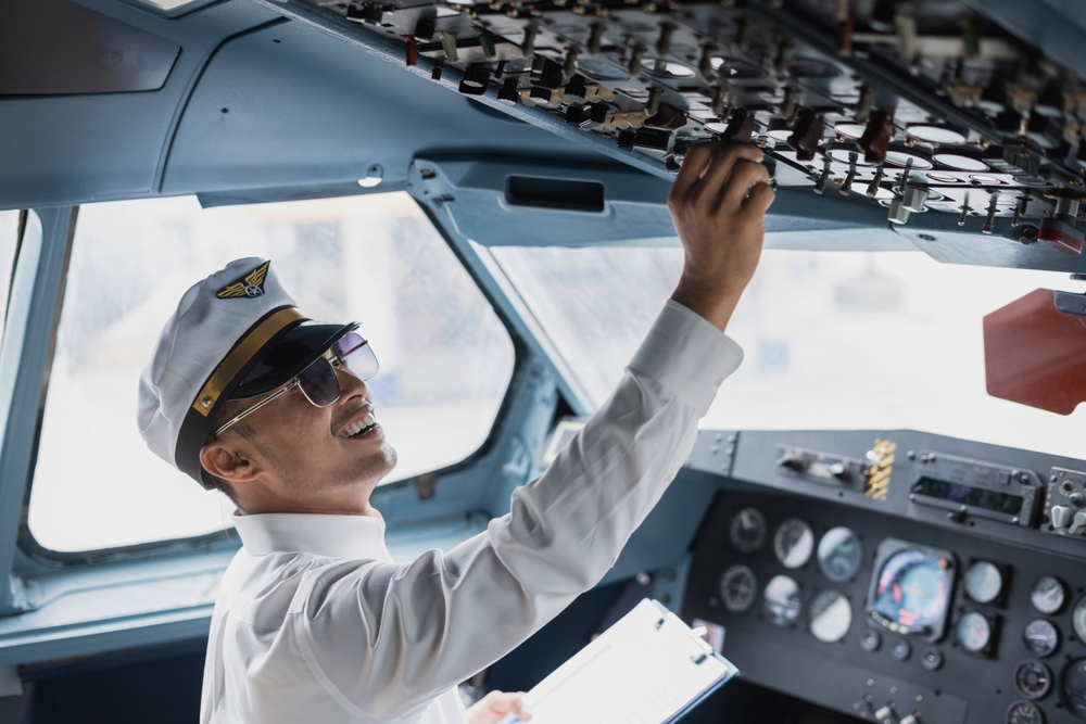 Pilótának is kiadta magát egy volt légiutas-kísérő, így jutott évekig ingyen repülőjegyekhez