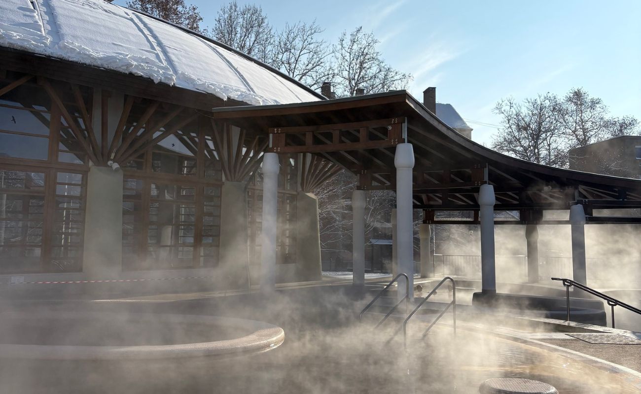 Ha mínusz fokok, akkor forró víz: 5 vidéki termálváros a téli feltöltődéshez