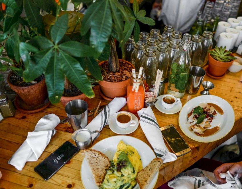 5 szuper bruncholós hely Budapesten, ha későn kelnétek fel a randira