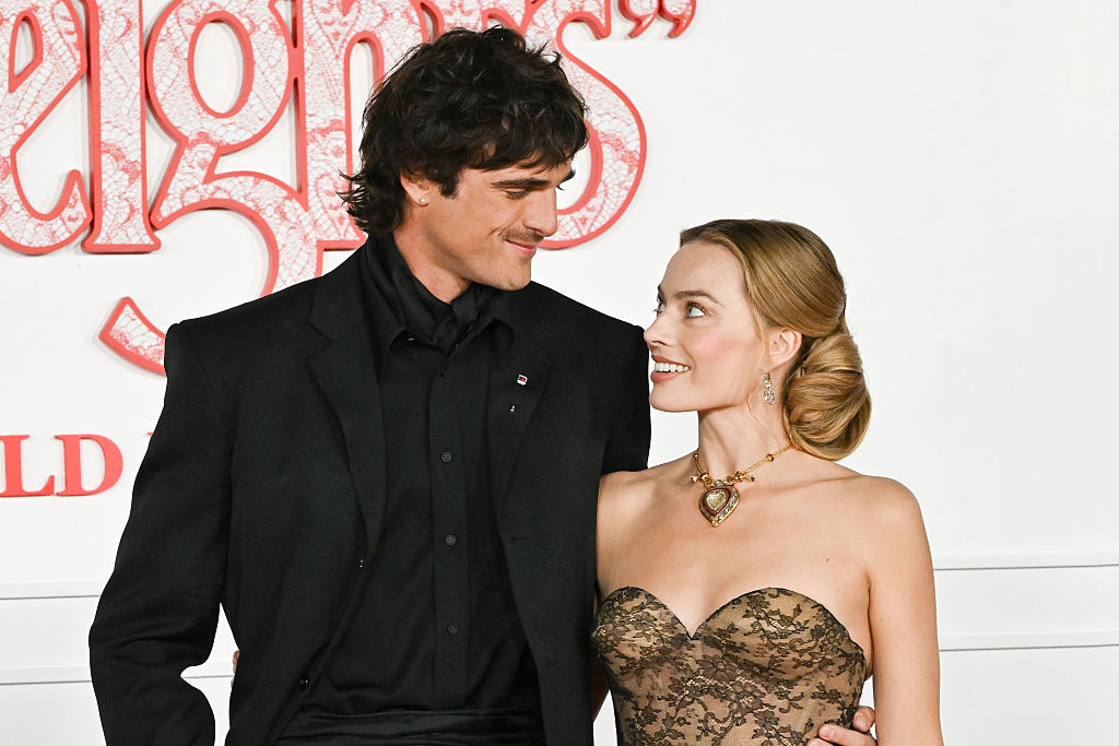 Margot Robbie elárulta, milyen volt az Üvöltő szelek túlfűtött jeleneteit forgatni Jacob Elordival