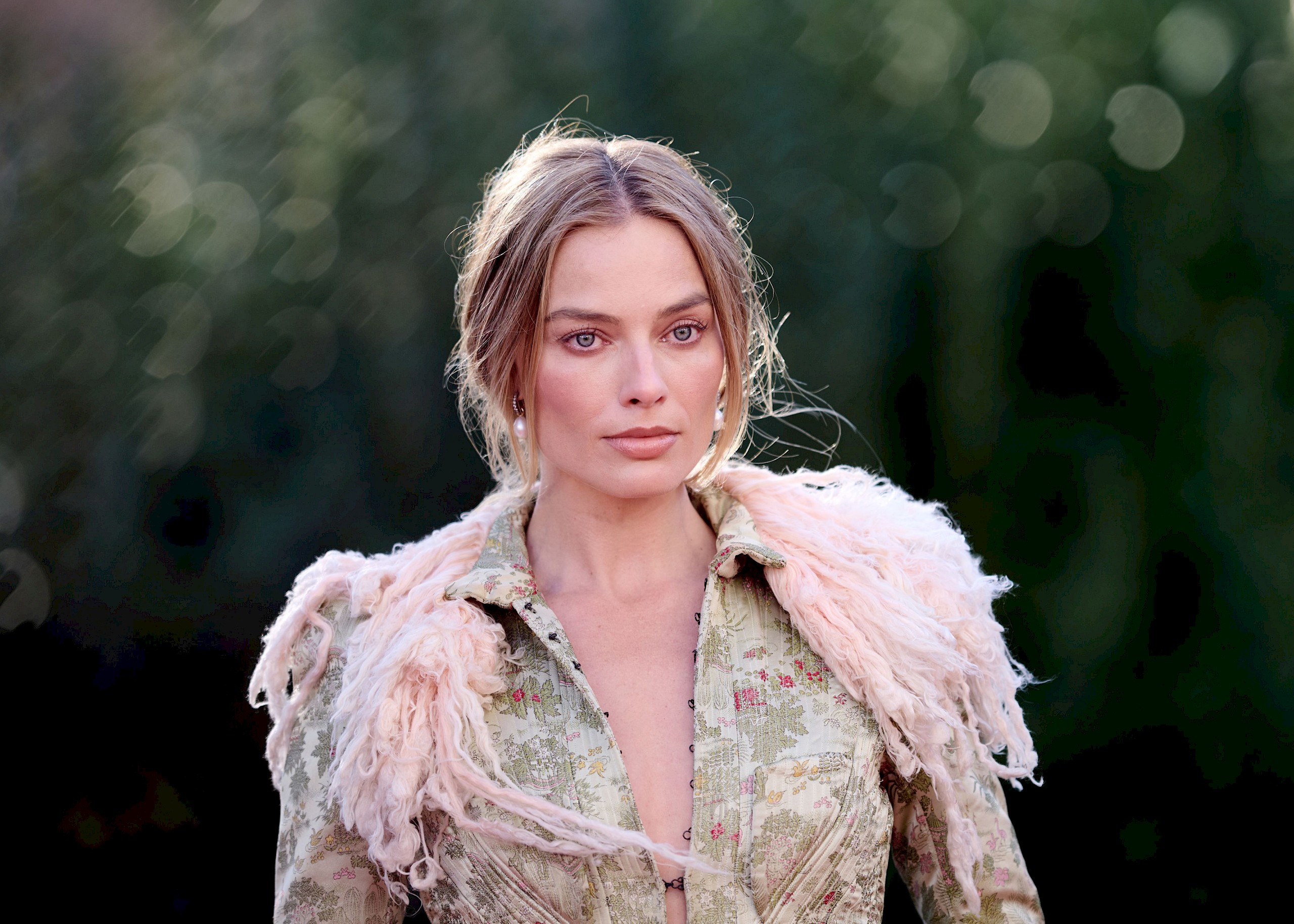 Nem bírunk betelni Margot Robbie gótikus szettjeivel az Üvöltő szelek sajtókörútján