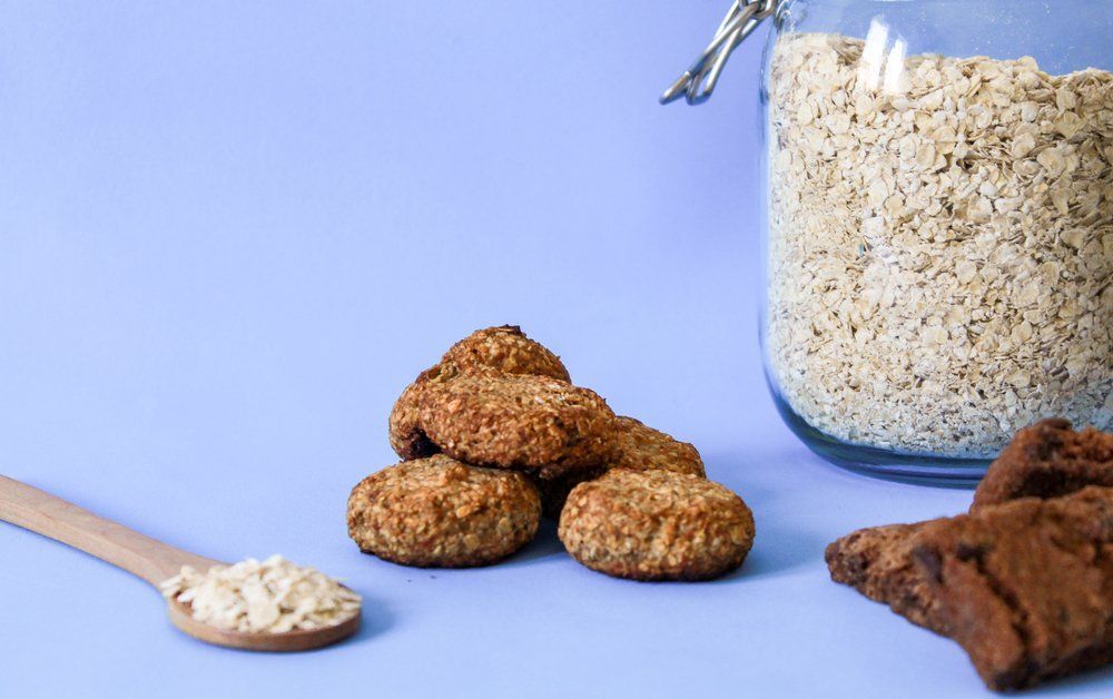 Ha nasira vágysz, de a sütőt nem kapcsolnád be: íme a csokis-mogyoróvajas zabkeksz!